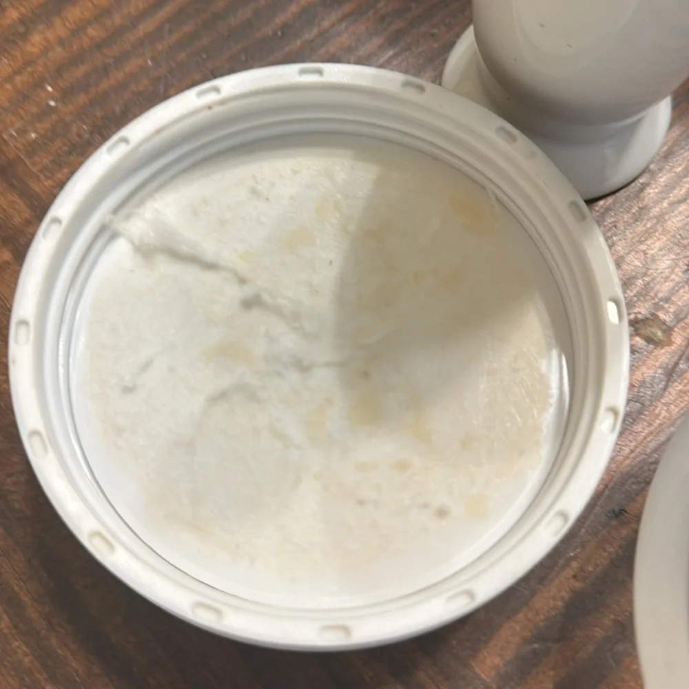 Vintage oscar de la Renta powder container